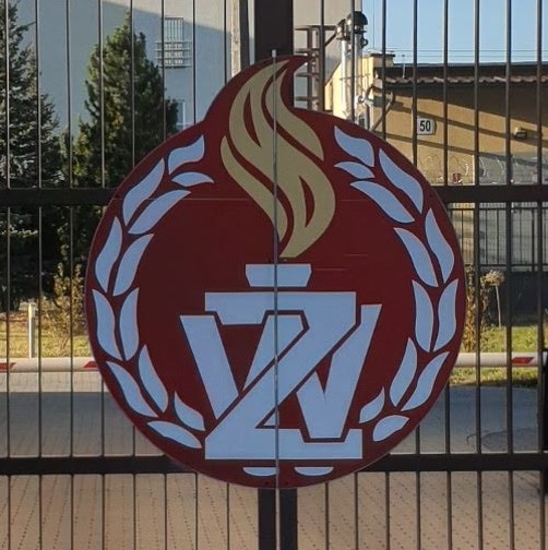 Godło Żandarmerii Wojskowej w wieńcu laurowym — symbol organu prowadzącego czynności wyjaśniające wobec żołnierzy.