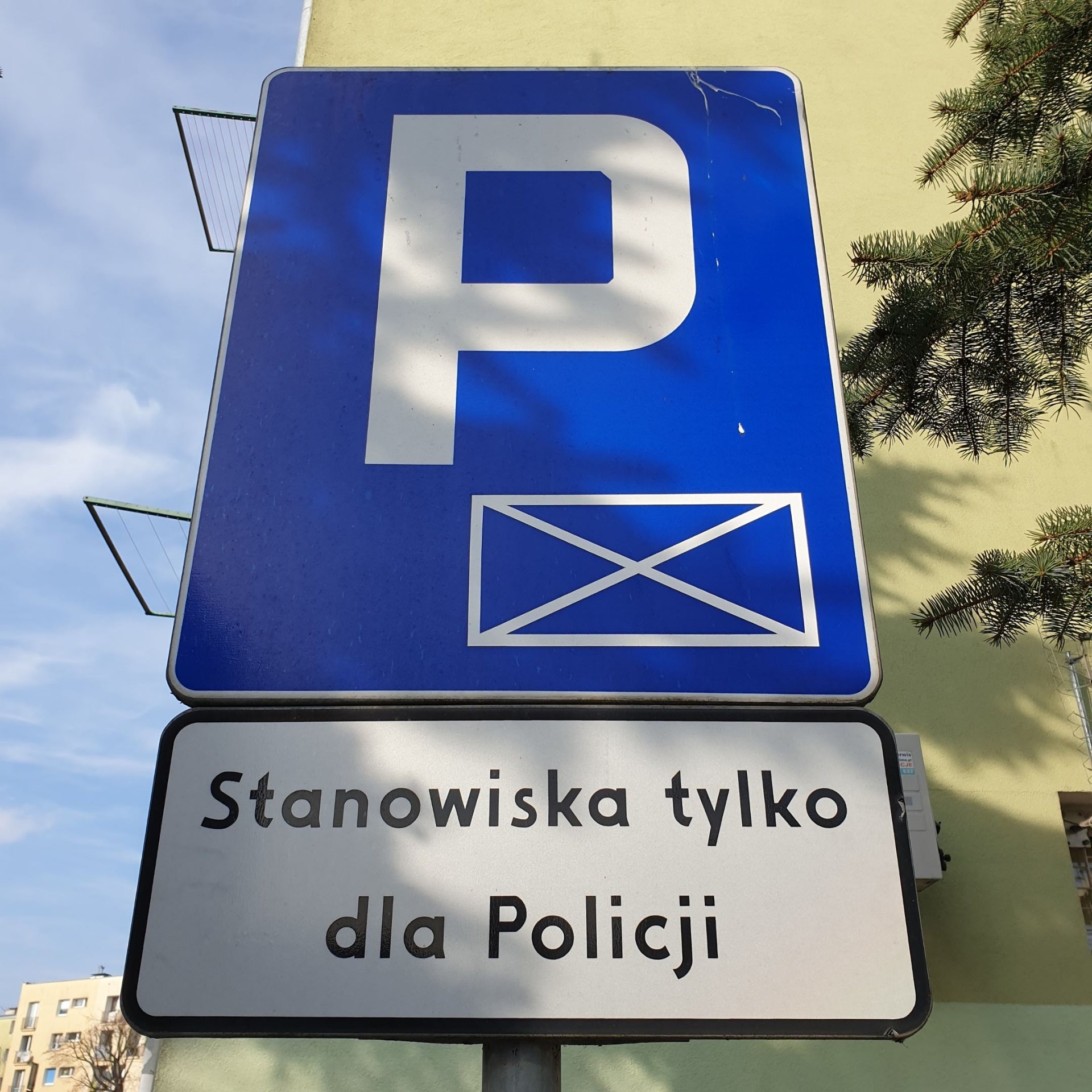 Znak drogowy „Stanowiska tylko dla Policji” — symbol pomocy prawnej dedykowanej funkcjonariuszom.